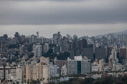 PORTO ALEGRE, RS, BRASIL, 07-08-2025: Fotos de prédios em Porto Alegre para matéria sobre o Plano Diretor da cidade. Proposta que será enviada à Câmara Municipal visa permitir construções de até 90 metros em alguns locais e de até 130 metros em outros pontos centrais da Capital. Foto: André Ávila/Agência RBSIndexador: Andre Avila<!-- NICAID(16096985) -->