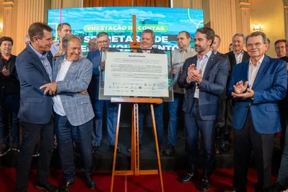 Ernani Polo recebe homenagem de presidentes de sindicatos e federações empresariais, entre as quais o presidente da Fiergs, Claudio Bier. <!-- NICAID(16202790) -->