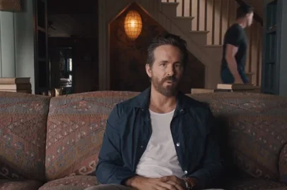 Ryan Reynolds anuncia retorno de Hugh Jackman como Wolverine em Deadpool 3.