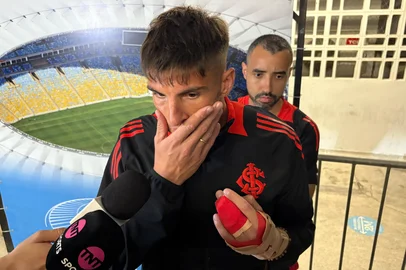 Sergio Rochet dá entrevista com proteção na mão lesionada. Foto: Eduardo Gabardo/Agência RBS<!-- NICAID(16006310) -->