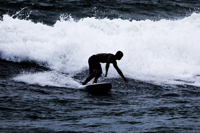 TORRES, RS, BRASIL, 12-01-2026: A prática do suf em Torres: Os precursores do surf no Rio Grande do Sul tiveram a praia do litoral norte como cenário para as primeiras remadas nas ondas na década de 60. A prática do esporte atravessou gerações e segue reunindo dezenas de entusiastas todos os dias. Praia do Molhes, Praia da Cal e a Praia da Guarita, são os cenários que reúnem os surfitas diariamente.  Foto: Renan Mattos / Agência RBS<!-- NICAID(16202782) -->