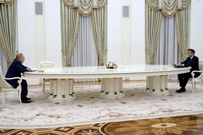 French President Emmanuel Macron (R) meets with Russian President Vladimir Putin (L) in Moscow on February 7, 2022, for talks in an effort to find common ground on Ukraine and NATO, at the start of a week of intense diplomacy over fears Russia is preparing an invasion of its pro-Western neighbour. (Photo by SPUTNIK / AFP)Editoria: POLLocal: MoscowIndexador: -Secao: diplomacyFonte: SPUTNIKFotógrafo: STR<!-- NICAID(15014681) -->