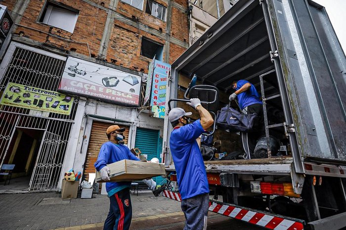 Caminhão de mudança carregou os pertences para lugares indicados pelos moradores