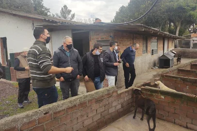 Vereadores visitam canil municipal. Daniel Corrêa, Divulgação.<!-- NICAID(14799255) -->