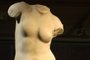 Estátua de uma mulherA 3-foot-tall torso of Aphrodite is displayed at the Onassis Cultural Center in New York Monday, Oct. 20, 2003. The artifact is part of the exhibit, "From Ishtar to Aphrodite: 3,200 years of Cypriot Hellenism." The alluring marble sculpture from the first century B.C is being exhibited for the first time outside her mythical birthplace. "Aphrodite Anadyomene," or Aphrodite emerging from the sea, literally came out of the Mediterranean. (AP Photo/Kathy Willens) Fonte: AP Fotógrafo: KATHY WILLENS<!-- NICAID(1499989) -->