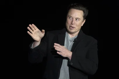 Elon Musk pauses and looks down as he speaks during a press conference at SpaceX's Starbase facility near Boca Chica Village in South Texas on February 10, 2022. - Billionaire entrepreneur Elon Musk delivered an eagerly-awaited update on SpaceX's Starship, a prototype rocket the company is developing for crewed interplanetary exploration. (Photo by JIM WATSON / AFP)<!-- NICAID(15016735) -->