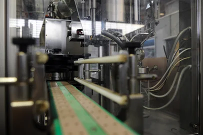 CAXIAS DO SUL, RS, BRASIL, 15/04/2024. + Serra: matéria especial sobre o setor de embalagens e processos para a indústria de bebidas e alimentos. A Enobrasil, sediada em Caxias vai expor pela 15ª vez na Envase Brasil. (Bruno Todeschini/Agência RBS)Indexador: BTK<!-- NICAID(15735347) -->