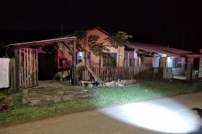 Homem morre e outro fica ferido em ataque a tiros em Vacaria<!-- NICAID(16011174) -->
