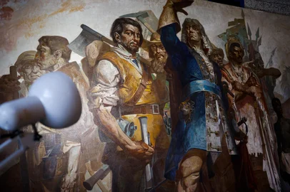 PORTO ALEGRE, RS, BRASIL, 22.04.2025: Os quadros A Formação do Rio Grande do Sul (1960), do artista Aldo Locatelli, e Festa Nativista (1989) , do pintor gaucho Ricardo Blauth, estão sendo restauradas na Fiergs. Foto: Camila Hermes/Agencia RBS<!-- NICAID(16021884) -->