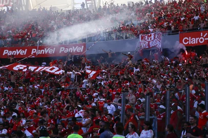 PORTO ALEGRE, RS, BRASIL, 07-12-2025: Internacional vs RB Bragantino, no Beira-Rio, pelo Brasileirão Série A 2025. Técnico Abel Braga celebra com a torcida após salvar o Colorado do descenso. Foto: Jeff Botega/Agência RBS<!-- NICAID(16182196) -->