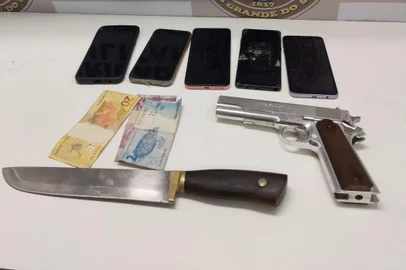 Presa dupla responsável por ao menos nove assaltos no bairro Santana, em Porto Alegre<!-- NICAID(15227760) -->