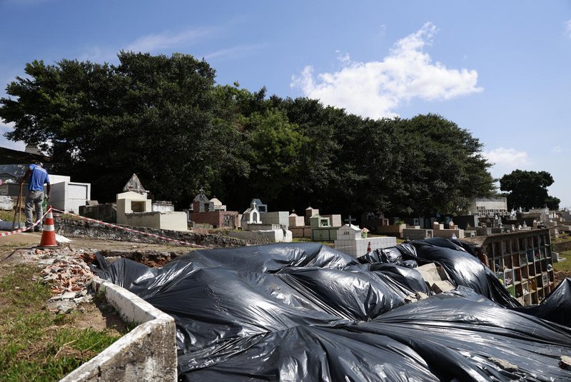 Alvorada, RS, Brasil - Muro desaba dentro do Cemitério Municipal de Alvorada.<!-- NICAID(15721953) -->