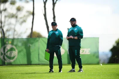 CAXIAS DO SUL, RS, BRASIL. 14.05.2025. O técnico Claudio Tencati realizou o primeiro treino no Juventude, no CT do clube. (Ulisses Castro / Agência RBS).<!-- NICAID(16037130) -->