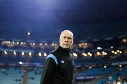 Renan Mattos / Agencia RBS PORTO ALEGRE, RS, BRASIL, 05-11-2025:Grêmio x Cruzeiro. O duelo é válido pela 32ª rodada do Campeonato Brasileiro. Na foto, o técnico do Grêmio, Mano Menezes. Foto: Renan Mattos / Agência RBS<!-- NICAID(16161673) -->