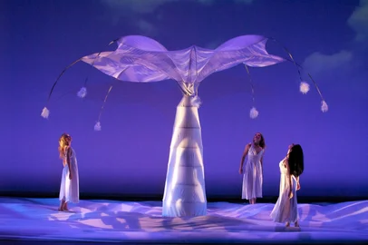 A celebração da beleza e da criatividade da natureza e a presença de bailarinos que também desempenham funções de acrobatas e ilusionistas são apenas alguns dos atributos do espetáculo Botanica, apresentado  pela primeira vez em 2009. A montagem chega nesta quinta-feira (8) a Porto Alegre, em apresentação única, às 21h.<!-- NICAID(16381567) -->