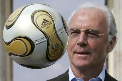 (FILES) President of the Organising Committee of the 2006 FIFA Football World Cup Franz Beckenbauer throws up the football that will be used in the final of the World Cup during an unveiling ceremony in front of the Brandenburg Gate in Berlin 18 April 2006. Franz Beckenbauer died aged 78 the German football association announced on January 8, 2024. (Photo by John MACDOUGALL / AFP)Editoria: SPOLocal: BerlinIndexador: JOHN MACDOUGALLSecao: soccerFonte: AFPFotógrafo: STF<!-- NICAID(15644294) -->