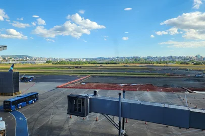 Parte do pátio onde aviões embarcam e desembarcam ageiros segue em obras no aeroporto Salgado Filho. Foto:  Fraport / Divulgação<!-- NICAID(15979473) -->