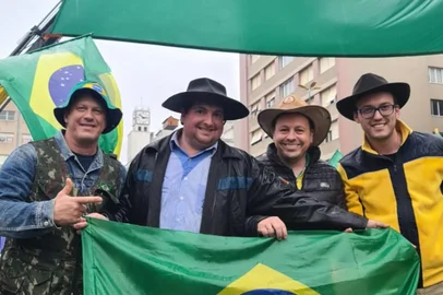 Vereadores participam de ato no Sete de Setembro, em Caxias. Da esquerda para a direita, Sandro Fantinel, Ricardo Daneluz, Adriano Bressan e Alexandre Bortoluz. <!-- NICAID(14883277) -->