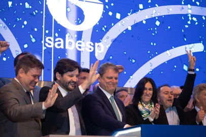 CERIMÔNIA PRIVATIZAÇÃO SABESPSP - SABESP/TARCÍSIO - POLÍTICA - Cerimônia de toque de campainha, que conclui o processo de privatização da Sabesp, realizada na manhã desta terça-feira (23) na B3, em São Paulo, SP. 23/07/2024 - Foto: RODILEI MORAIS/FOTOARENA/FOTOARENA/ESTADÃO CONTEÚDOEditoria: POLÍTICALocal: SÃO PAULOIndexador: RODILEI MORAISFonte: 2578652Fotógrafo: FOTOARENA<!-- NICAID(15820695) -->