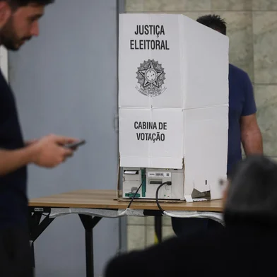 CAXIAS DO SUL, RS, BRASIL, 06/10/2024. Imagens gerais da votação em Caxias do Sul, na parte da tarde. (Bruno Todeschini/Agência RBS)Indexador: Bruno Todeschini<!-- NICAID(15884088) -->