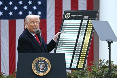 Trump delivers remarks on reciprocal tariffsUS President Donald Trump holds a chart as he delivers remarks on reciprocal tariffs during an event in the Rose Garden entitled "Make America Wealthy Again" at the White House in Washington, DC, on April 2, 2025. Trump geared up to unveil sweeping new "Liberation Day" tariffs in a move that threatens to ignite a devastating global trade war. Key US trading partners including the European Union and Britain said they were preparing their responses to Trump's escalation, as nervous markets fell in Europe and America. (Photo by Brendan SMIALOWSKI / AFP)Editoria: FINLocal: WashingtonIndexador: BRENDAN SMIALOWSKISecao: metal and mineralFonte: AFPFotógrafo: STF<!-- NICAID(16008843) -->