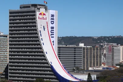 PORTO ALEGRE, RS, BRASIL, 25-09-2025: Sandro Dias inicia descidas oficiais do SÉTIMO nível da rampa montada pela Red Bull no CAFF. Descida do drop mais alto a 70 metros. Foto Jonathan Heckler/Agência RBS<!-- NICAID(16132642) -->