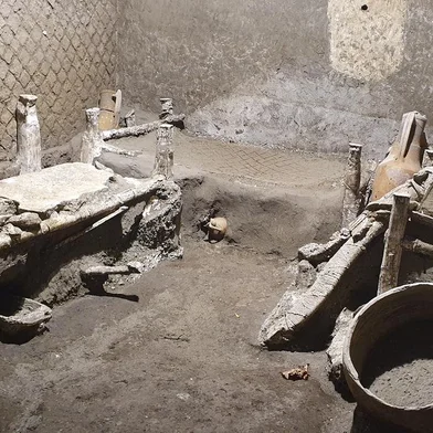 A photo handout on November 6, 2021 by the Pompeii Archaeological Parkp shows "The room of Slaves", an exceptionally well-preserved room for the slaves who worked in Villa Civita Giuliana in Pompeii, a villa where a ceremonial chariot and a stable with a harnessed horses were earlier unearthed. - Pompeii archaeologists said on November 6, 2021 they have unearthed the remains of a "slave room" in an exceptionally rare find at a Roman villa destroyed by Mount Vesuvius' eruption nearly 2,000 years ago. The little room with three beds, a chamber pot and a wooden chest was discovered during a dig at the villa of Civita Giuliana, a suburban villa just a few hundred metres from the rest of the ancient city. (Photo by Handout / POMPEI ARCHAEOLOGICAL PARK / AFP) / RESTRICTED TO EDITORIAL USE - MANDATORY CREDIT "AFP PHOTO / POMPEII ARCHAEOLOGICAL PARK / HANDOUT" - NO MARKETING - NO ADVERTISING CAMPAIGNS - DISTRIBUTED AS A SERVICE TO CLIENTSEditoria: ACELocal: PompeiiIndexador: HANDOUTSecao: archaeologyFonte: POMPEI ARCHAEOLOGICAL PARKFotógrafo: Handout<!-- NICAID(14935986) -->