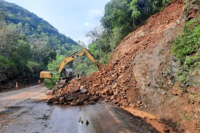 Confira os pontos que seguem com bloqueios de trânsito na Serra Gaúcha. Bloqueio na 122 entre antônio prado e flores da cunha, csg<!-- NICAID(15537967) -->