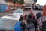 Grupo de torcedores do Caxias cobra jogadores após treino 
