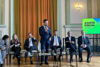 Eduardo Leite apresenta na segunda (15) os avanços das contas públicas do RS após entregar orçamento de 2026 na Assembleia<!-- NICAID(16124488) -->