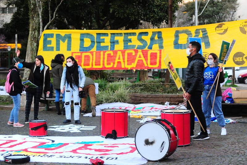 CAXIAS DO SUL, RS, BRASIL, 11/08/2021. protesto de estudantes na Praça Dante Alighieri contra as políticas para a educação na esfera federal. (Porthus Junior/Agência RBS)<!-- NICAID(14860201) -->
