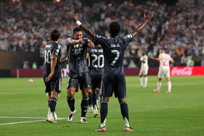 Real Madrid's Brazilian forward #07 Vinicius Junior celebrates scoring his team's first goal with Real Madrid's English midfielder #05 Jude Bellingham (C) during the FIFA Club World Cup 2025 Group H football match between Austria's FC Salzburg and Spain's Real Madrid at Lincoln Financial Field Stadium in Philadelphia on June 26, 2025. (Photo by FRANCK FIFE / AFP)<!-- NICAID(16068562) -->