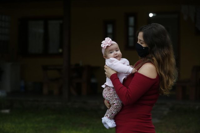 PORTO ALEGRE, RS, BRASIL,  06/05/2021-Especial Dia das Mães - maternidade na pandemia. Na foto: Janaína Thiesen de Souza, 36 anos, teve sua primeira filha, Betina, no dia 30 de dezembro.  Foto: Lauro Alves / Agencia RBS<!-- NICAID(14775920) -->