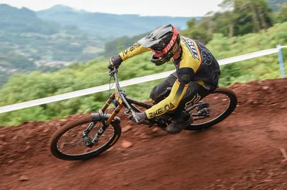 Equipe Bike e Cia conquista posições importantes em terceira etapa do Gaúcho de MTB Downhill. Competição aconteceu nos dias 12 e 13 de abril, em São Vendelino. Na foto, o atleta Douglas Loss.<!-- NICAID(16026020) -->