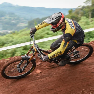 Equipe Bike e Cia conquista posições importantes em terceira etapa do Gaúcho de MTB Downhill. Competição aconteceu nos dias 12 e 13 de abril, em São Vendelino. Na foto, o atleta Douglas Loss.<!-- NICAID(16026020) -->