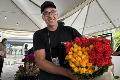 Júlia Taube / Agência RBS Libório Flores é produtor e vende as flores no evento<!-- NICAID(16163642) -->