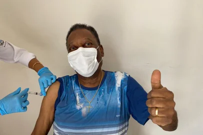 Pelé é vacinado em Santos<!-- NICAID(14726214) -->