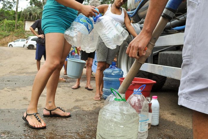 Moradores fazem fila para abastecer garrafas com água