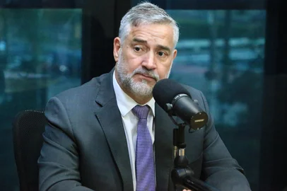 PORTO ALEGRE, RS, BRASIL, 10/06/2025- Ministro Rui Costa e deputado Paulo Pimenta no estúdio rádio Gaúcha falando sobre investimentos no Rio Grande do Sul. Foto: Ronaldo Bernardi / Agencia RBS<!-- NICAID(16056074) -->