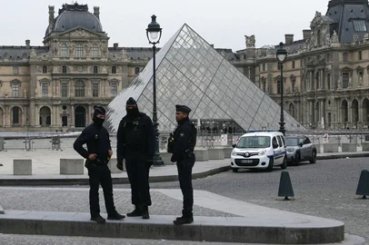 French police officers stand in front of the Louvre Museum after robbery, in Paris on October 19, 2025. Robbers broke in to the Louvre and fled with jewellery on October 19, 2025 morning, a source close to the case said, adding that its value was still being evaluated. A police source said an unknown number of thieves arrived on a scooter armed with small chainsaws and used a goods lift to reach the room they were targeting. (Photo by Dimitar DILKOFF / AFP) / -- IMAGE RESTRICTED TO EDITORIAL USE - STRICTLY NO COMMERCIAL USE --Editoria: CLJLocal: ParisIndexador: DIMITAR DILKOFFSecao: justice and rightsFonte: AFPFotógrafo: STF<!-- NICAID(16151146) -->