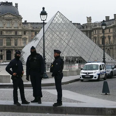 French police officers stand in front of the Louvre Museum after robbery, in Paris on October 19, 2025. Robbers broke in to the Louvre and fled with jewellery on October 19, 2025 morning, a source close to the case said, adding that its value was still being evaluated. A police source said an unknown number of thieves arrived on a scooter armed with small chainsaws and used a goods lift to reach the room they were targeting. (Photo by Dimitar DILKOFF / AFP) / -- IMAGE RESTRICTED TO EDITORIAL USE - STRICTLY NO COMMERCIAL USE --Editoria: CLJLocal: ParisIndexador: DIMITAR DILKOFFSecao: justice and rightsFonte: AFPFotógrafo: STF<!-- NICAID(16151146) -->