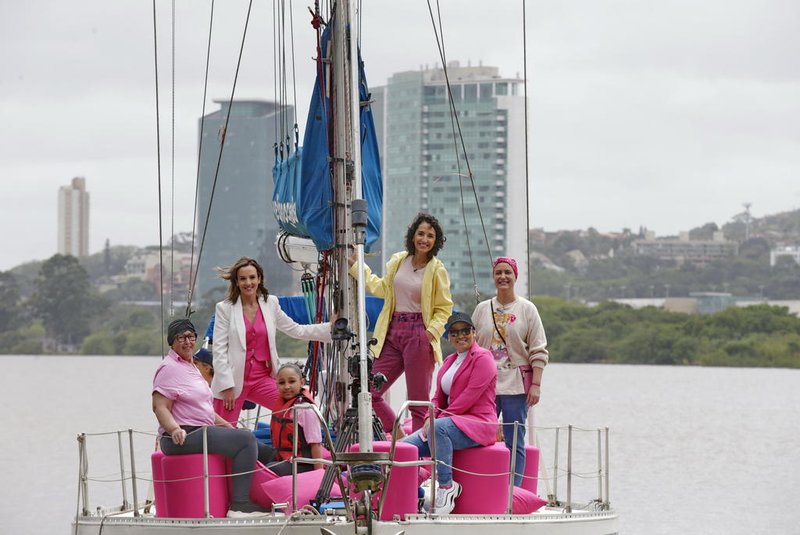 A repórter Alice Bastos Neves vai navegar em um veleiro com velas cor de rosa para a reportagem Vitórias. A matéria faz parte da série de reportagens Vitória, cujo último episódio, com imagens de um drone, será publicado em Zero Hora.<!-- NICAID(15573317) -->