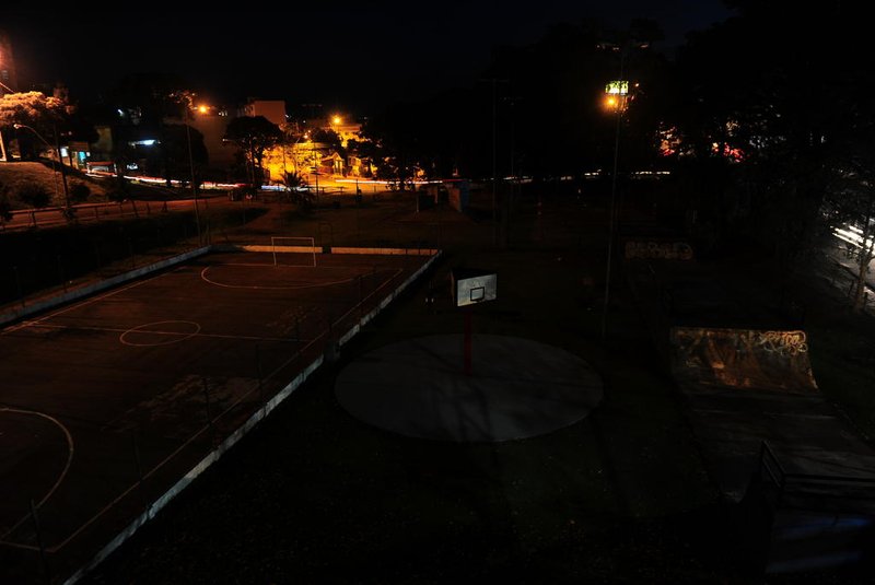 CAXIAS DO SUL, RS, BRASIL, 10/05/2021. Largo do Correio Riograndense, na Avenida Júlio de Castilhos, bairro Cinquentenário, em Caxias do Sul, está às escuras por causa do furto de cabos e materiais do sistema de iluminação. (Porthus Junior/Agência RBS)<!-- NICAID(14779572) -->