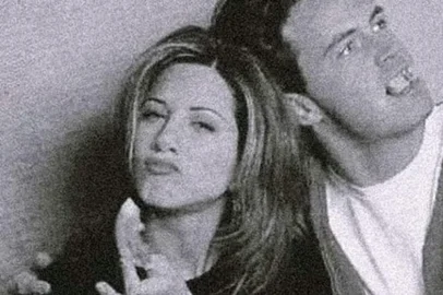 Jennifer Aniston relembra um ano da morte de Matthew Perry<!-- NICAID(15901366) -->
