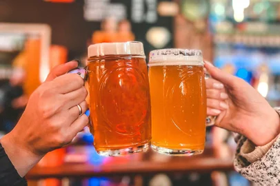 destemperados, cerveja, gramado, chope, brinde<!-- NICAID(15227453) -->