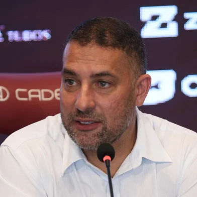 CAXIAS DO SUL, RS, BRASIL, 04/03/2026. Reapresentação Caxias e apresentação novo executivo, Farnei Coelho (de branco), no Estádio Centenário. (Ariéli Ziegler/Agência RBS)Indexador: Arieli Ziegler<!-- NICAID(16238261) -->