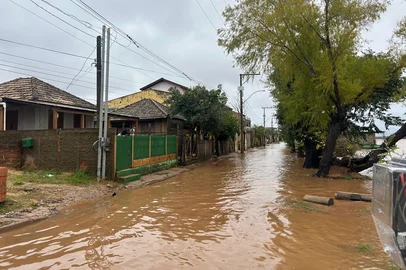 Moradores da Regiçao das Ilhas, em Porto Alegre, começam a deixar suas casas nesta quinta-feira (19), em razão de alagamentos provocados pela chuva. Não há orientação oficial para evacuação mas a ação é preventiva e espontânea.<!-- NICAID(16063640) -->