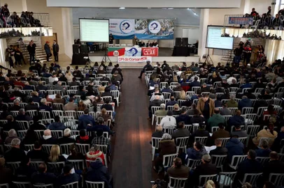 Os trabalhadores da Companhia Riograndense de Saneamento (Corsan) decidem amanhã se aceitam a proposta de acordo coletivo que confere à categoria uma série de garantias no processo de privatização da estatal. Vamos fazer imagens ambientais e de detalhes da votação/Crédito: Jefferson Botega/Agência RBSIndexador: Jefferson Botega<!-- NICAID(15461098) -->