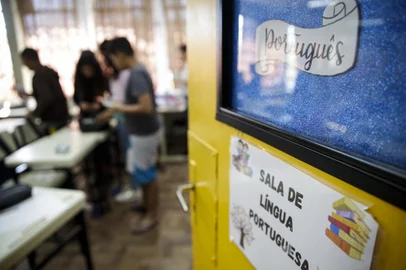 Porto Alegre, RS, Brasil, 18-04-2024: Turma de Diferenciação Pedagógica na EMEF Wenceslau de Fontoura, no bairro Mario Quintana. A escola conta com turmas de Diferenciação Pedagógica, cujo foco é trabalhar com os diferentes níveis de aprendizagem dentro da sala de aula, sobretudo, com aqueles alunos que ainda não concluíram o processo de alfabetização. Essas turmas têm como característica, principalmente nos anos finais do ensino fundamental, a possibilidade de contar com a presença de um professor pedagogo no primeiro semestre do ano, que atua como ponto focal das estratégias de planejamento, a fim de auxiliar os professores de área. Esse professor, que atua em até 9 períodos, também é responsável pelas avaliações referentes ao processo de alfabetização. Foto: Mateus Bruxel / Agência RBSIndexador: Mateus Bruxel<!-- NICAID(15739393) -->