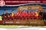 Poster das Gurias Coloradas campeãs gaúchas de 2023 - Foto: Jonathan Heckler/Agência RBS<!-- NICAID(15608998) -->